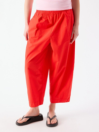 Front view of the Bailow Pant in Fraise Vintage red by American Vintage, styled with black slides