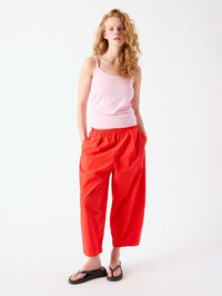 Full-length view of the Bailow Pant in Fraise Vintage by American Vintage, styled with a pink sleeveless tank top