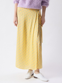Front view of the Bovalow Skirt in Marthe by American Vintage, featuring blue polka dots on yellow