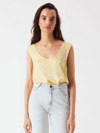 Front view of the Bovalow Tank in Marthe by American Vintage, styled with light wash jeans