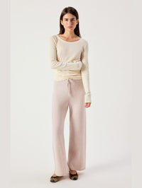 Full length view of the American Vintage Damsville joggers in Melange Dust with a cream top