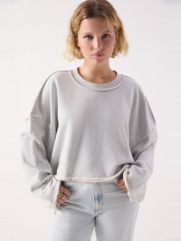 Front view of the American Vintage Dantown Pullover in Melange Sky Blue, a cropped raw edge sweatshirt