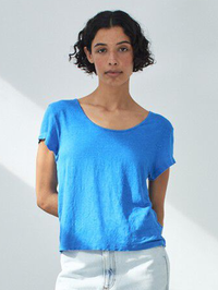 Front view of the Dualy Tee in Curacao blue by American Vintage, styled with white jeans