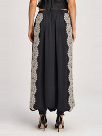 CINQ A SEPT ESME SATIN VERNE PANT IN BLACK/GARDENIA – Image 3