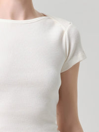 Close up of the boat neckline and waffle knit on the Citizens of Humanity Baby Waffle Tee in Pashmina.