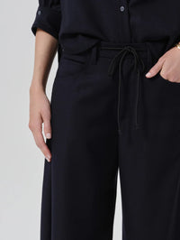 Close up of the drawstring waist on the Citizens of Humanity Brynn Trouser in Navy virgin wool.