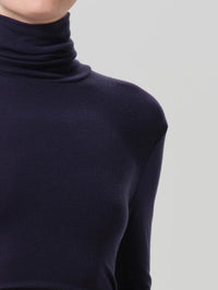 Close up of the high neck and soft rib on the Citizens of Humanity Caradene Turtleneck in Navy.
