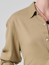 CITIZENS OF HUMANITY Kayla Shirt in Portofino Twill in Mojave in Mojave – Image 4