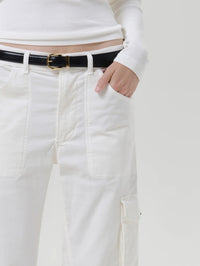 Close up of the waist and patch pockets on the Citizens of Humanity Thassos Utility Pant in Pashmina.