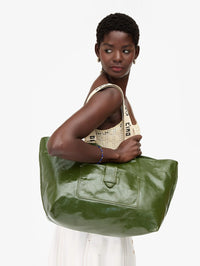 CLARE V. Grande Bateau Tote - Crinkle Patent in Army – Image 2