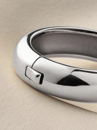 Close-up of the tab lock closure on the Jenny Bird Gemma Bangle in platinum.
