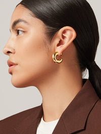JENNY BIRD Tome Hoops Large In High Polish Gold in HIGH POLISH GOLD – Image 3