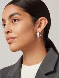 JENNY BIRD Tome Hoops Large In High Polish Silver in HIGH POLISH SILVER – Image 2