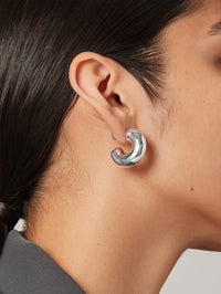 JENNY BIRD Tome Hoops Large In High Polish Silver in HIGH POLISH SILVER – Image 3