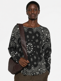 Front view of the Mela Bandana Bico Pullover in Noir Blanc by KUJTEN with white bandana print