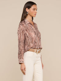 L'AGENCE COSETTE CROP HI LOW SHIRT IN WESTERN SNAKE – Image 2