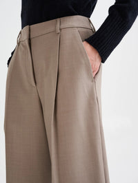 Close up of the front pleats and side pocket on the Roberto Collina Bermuda Pant in Taupe